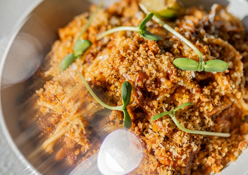 Prato de frutos do mar com farofa crocante e ervas frescas na gastronomia do Aqua de Mar, Icaraizinho